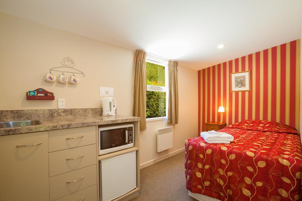 Shades Of Arrowtown Motel Room photo